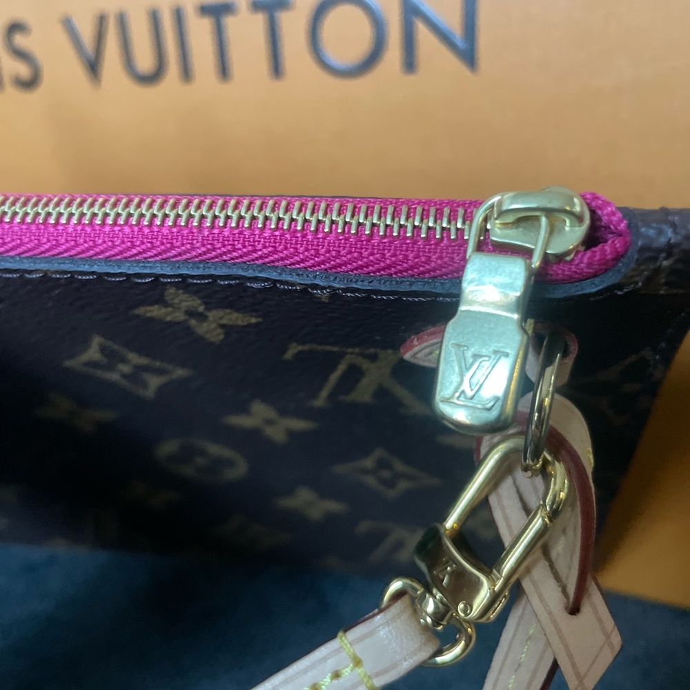 Louis Vuitton Gray Monogram Wristlet pouch - Picture 7 of 17